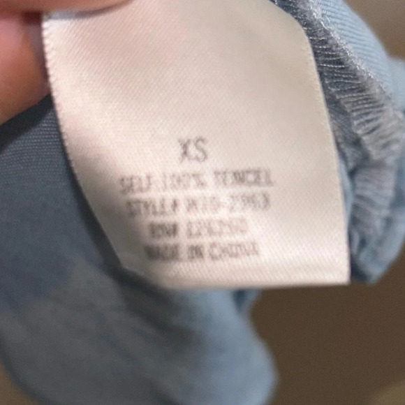 BUTTERY SOFT Harper Heritage light denim top Size XS 100% tencel - Picture 5 of 5